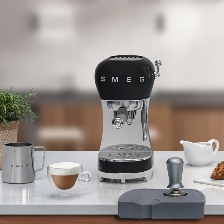 Smeg ECF02BLEU Espresso Machine Black