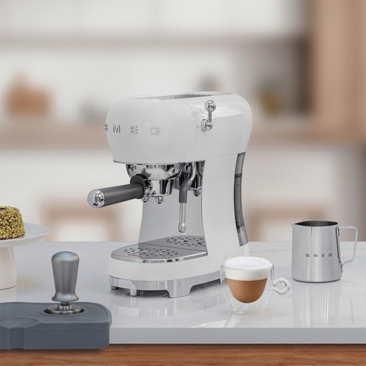 Smeg ECF02WHEU Espresso machine White