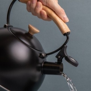 La Cafetière 1.6 L Black Kettle with Wood