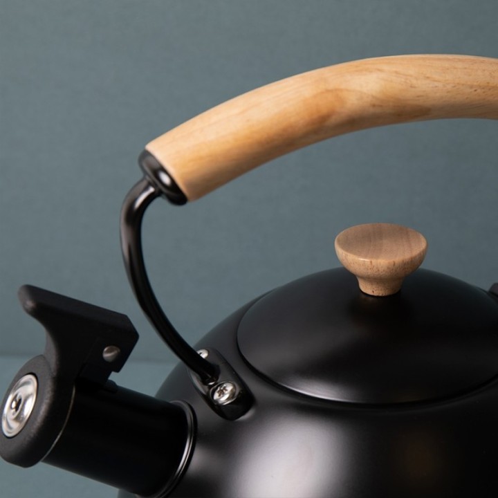 La Cafetière 1.6 L Black Kettle with Wood