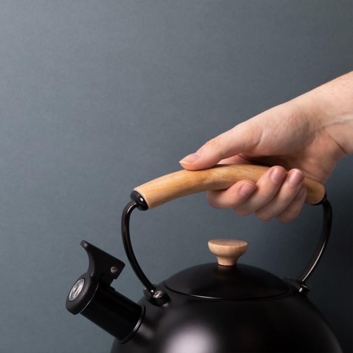 La Cafetière 1.6 L Black Kettle with Wood