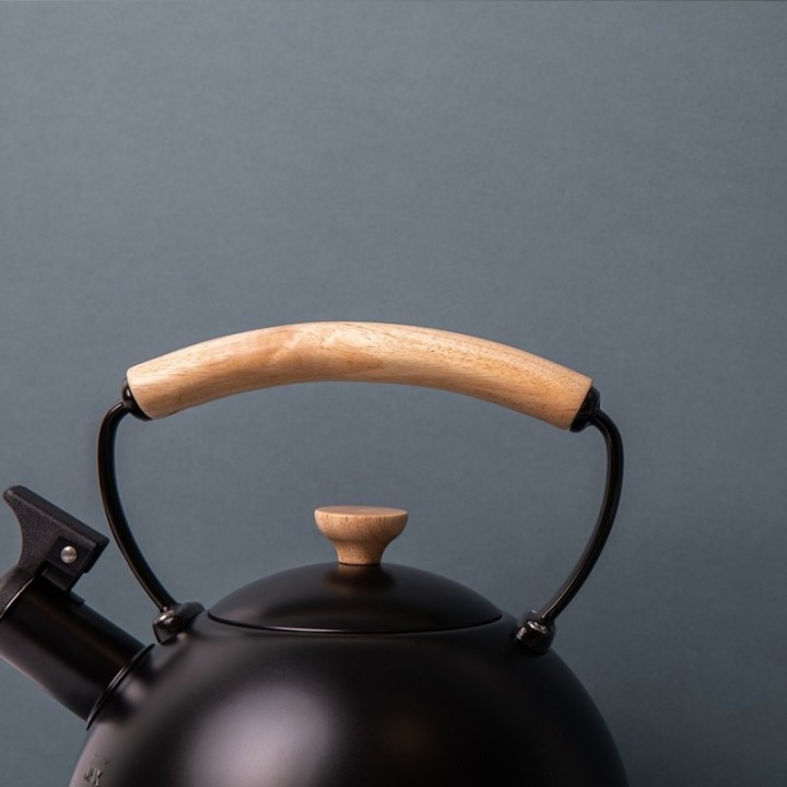 La Cafetière 1.6 L Black Kettle with Wood