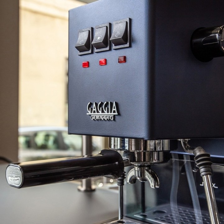 Gaggia Classic E24 Blue Espresso Machine incl. Eureka Mignon Zero 55s Matte Black Espresso Grinder & Barista Accessories