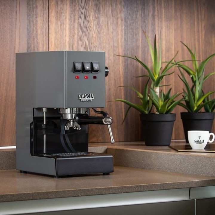 Gaggia Classic E24 Grey Espresso Machine incl. Eureka Mignon Zero 55s Black Grinder & Barista Accessories