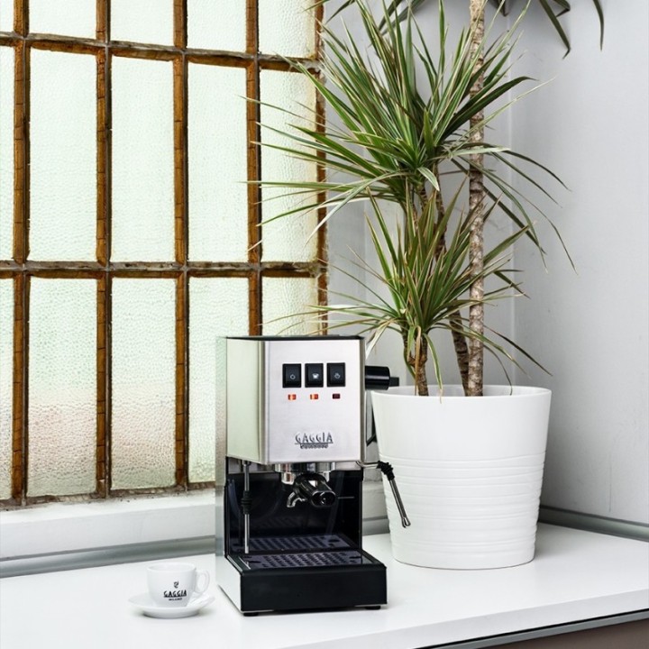 Gaggia Classic E24 Steel Espresso Machine incl. Eureka Mignon Zero 55s Black Grinder & Barista Accessories