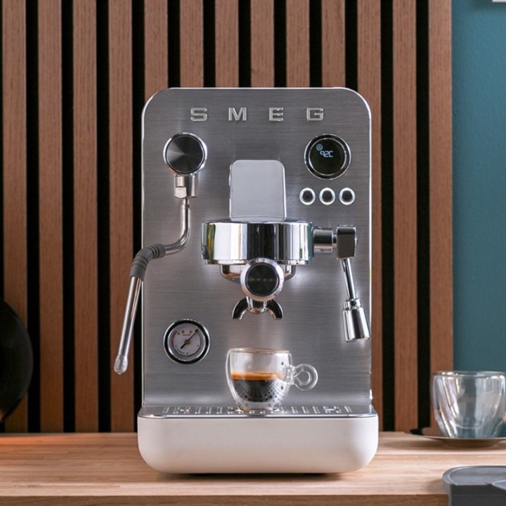 Smeg EMC02WHMEU Minipro Semiautomatisk Espressomaskine Hvid