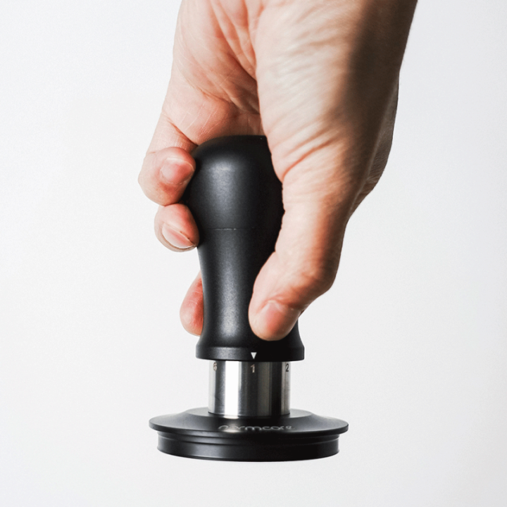 Normcore V5 Tamper med Fjeder & Titaniumsbelægning 58 mm Sort