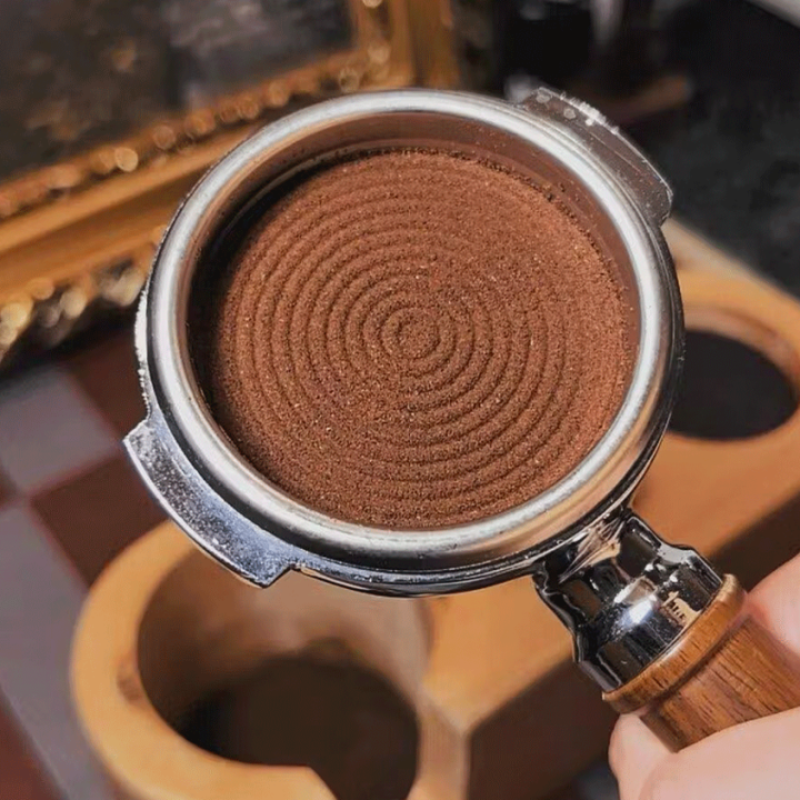 IKAPE V3 Kalibreret Tamper med Fjeder, Riller & Titaniumsbelægning 53,3 mm Sort