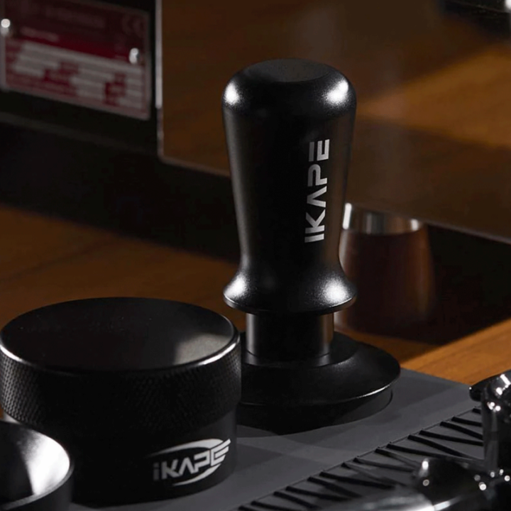 IKAPE V3 Kalibreret Tamper med Fjeder, Riller & Titaniumsbelægning 53,3 mm Sort