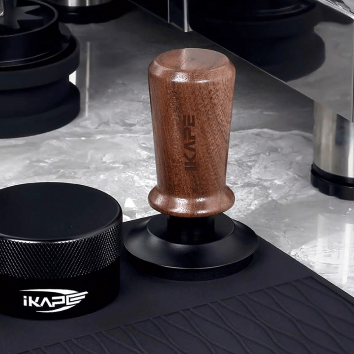 IKAPE V3 Kalibreret Tamper med Fjeder, Riller & Titaniumsbelægning 58 mm Valnød