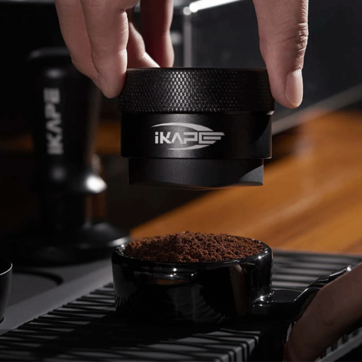 IKAPE Coffee Gravity Leveling Tool V1 Titanium 58 mm Sort