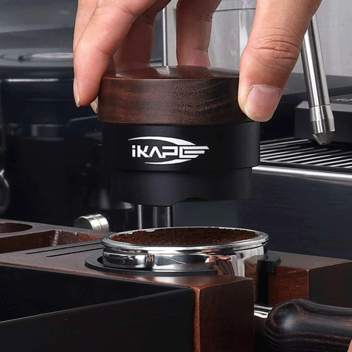 IKAPE Coffee Gravity Leveling Tool V1 Titanium 58 mm Valnød