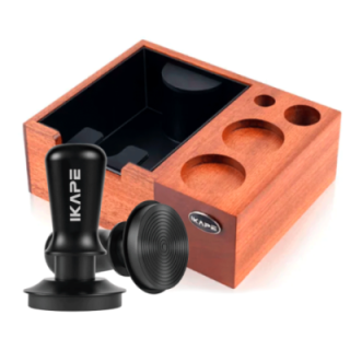 IKAPE V3 Kalibreret Tamper med Fjeder, Riller & Titaniumsbelægning 58 mm Sort Inkl. V4 Knockbox m. Tamper Station Træ