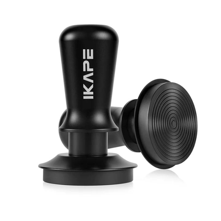 IKAPE V3 Kalibreret Tamper med Fjeder, Riller & Titaniumsbelægning 58 mm Sort Inkl. V4 Knockbox m. Tamper Station Træ