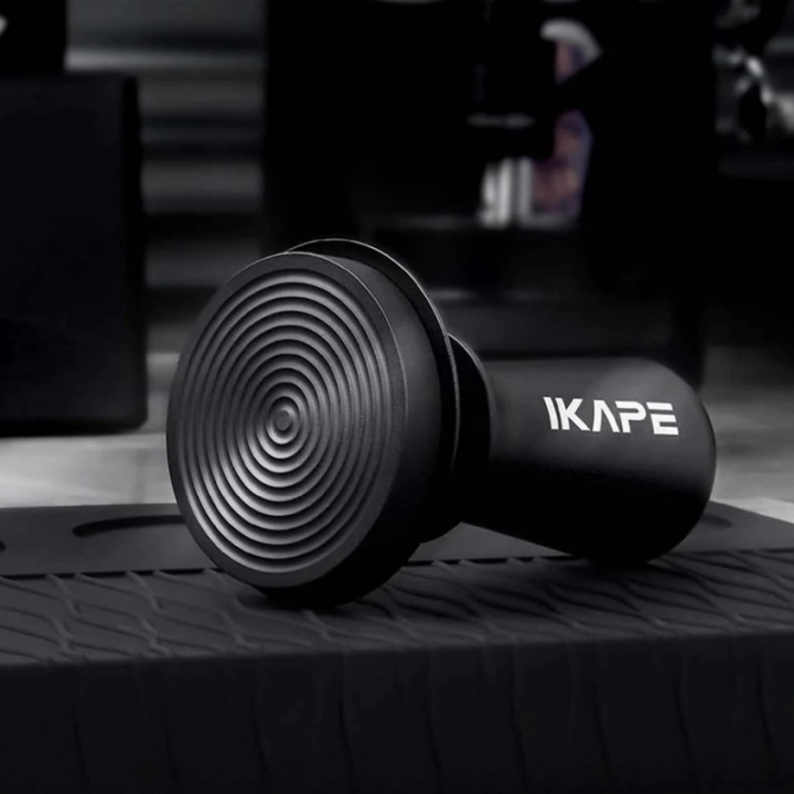 IKAPE Kompakt Tamper Station Sort Inkl. Kaffebeholder 600g & V3 Kalibreret Tamper med Fjeder, Riller & Titaniumsbelægning 58 mm