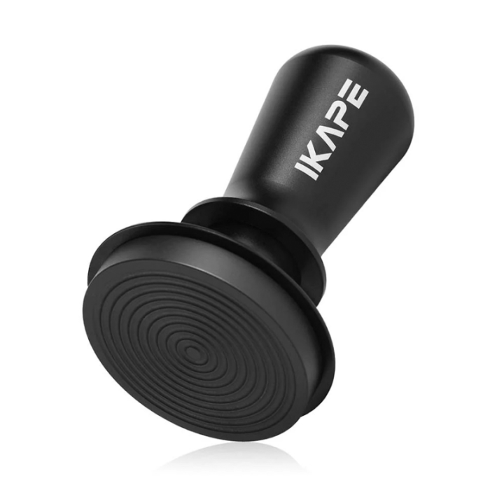 IKAPE Kompakt Tamper Station Sort Inkl. Kaffebeholder 600g & V3 Kalibreret Tamper med Fjeder, Riller & Titaniumsbelægning 58 mm