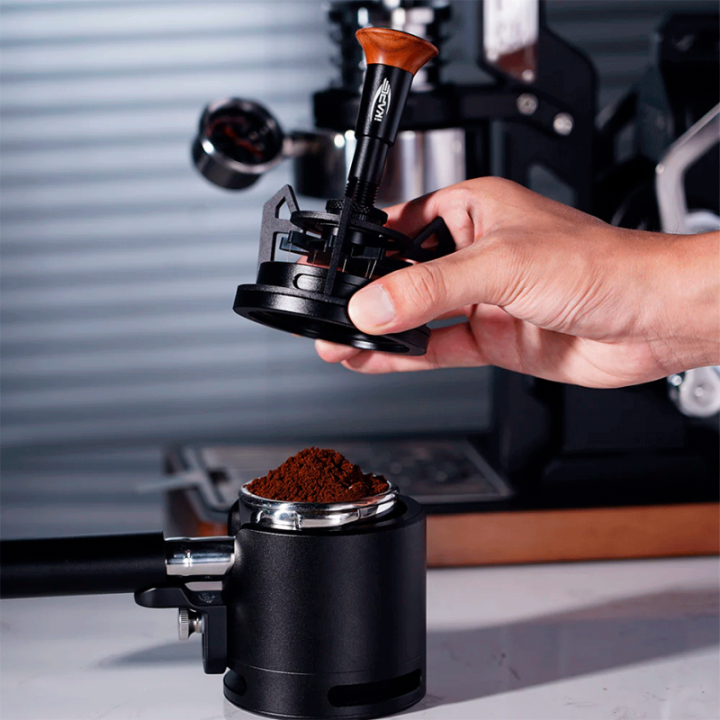 IKAPE V3 Springback Roterende WDT Tool 58 mm Valnød Inkl. Kaffebeholder Sort 600g