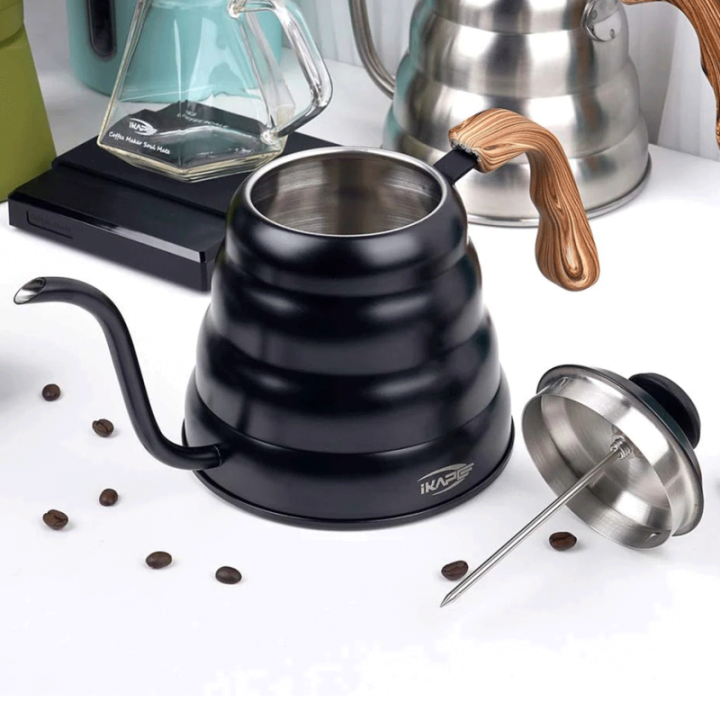 IKAPE Pour Over Kedel med Termometer 1,2 L Sort Inkl. Hario V60 Range Server 60 cl, V60-02 Glas Dripper Sort 2 Kop. & Filtre