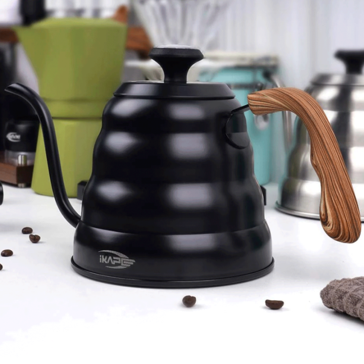 IKAPE Pour Over Kedel med Termometer 1,2 L Sort Inkl. Hario V60 Range Server 60 cl, V60-02 Glas Dripper Sort 2 Kop. & Filtre