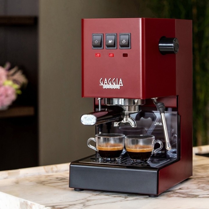Gaggia Classic E24 Rød Espressomaskine Inkl. Eureka Mignon Zero 55s & Baristaudstyr