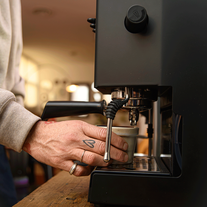 Gaggia Classic UP Sort Espressomaskine Inkl. Eureka Mignon Zero 65 Speedy Mat Sort Espressokværn