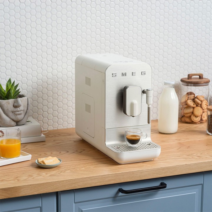 Smeg BCC12WHMEU Espressomaskine Hvid Inkl. Mælkekande 0,35L & Rigtig Kaffe Crema Intenso 1kg Hele kaffebønner Smeg BCC12WHMEU Espressomaskine Hvid Inkl. Mælkekande 0,35L & Rigtig Kaffe Crema Intenso 1kg Hele kaffebønner