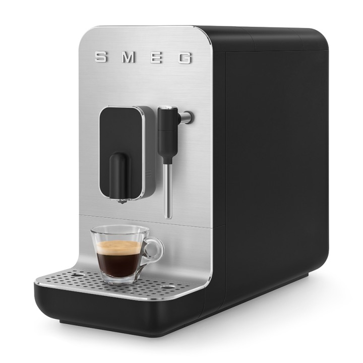Smeg BCC12BLMEU Espressomaskine Sort Inkl. Mælkekande 0,35L & Rigtig Kaffe Crema Intenso 1kg Hele kaffebønner Smeg BCC12BLMEU Espressomaskine Sort Inkl. Mælkekande 0,35L & Rigtig Kaffe Crema Intenso 1kg Hele kaffebønner