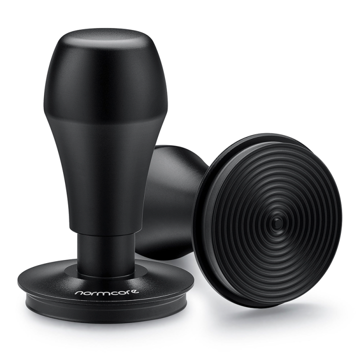 Normcore V4 Tamper med Fjeder, Riller & Titaniumsbelægning 58 mm Sort Normcore V4 Tamper med Fjeder, Riller & Titaniumsbelægning 58 mm Sort
