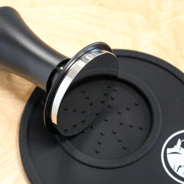 Rhino Classic Portafilter Stampemåtte med kant Sort Rhino Classic Portafilter Stampemåtte med kant Sort