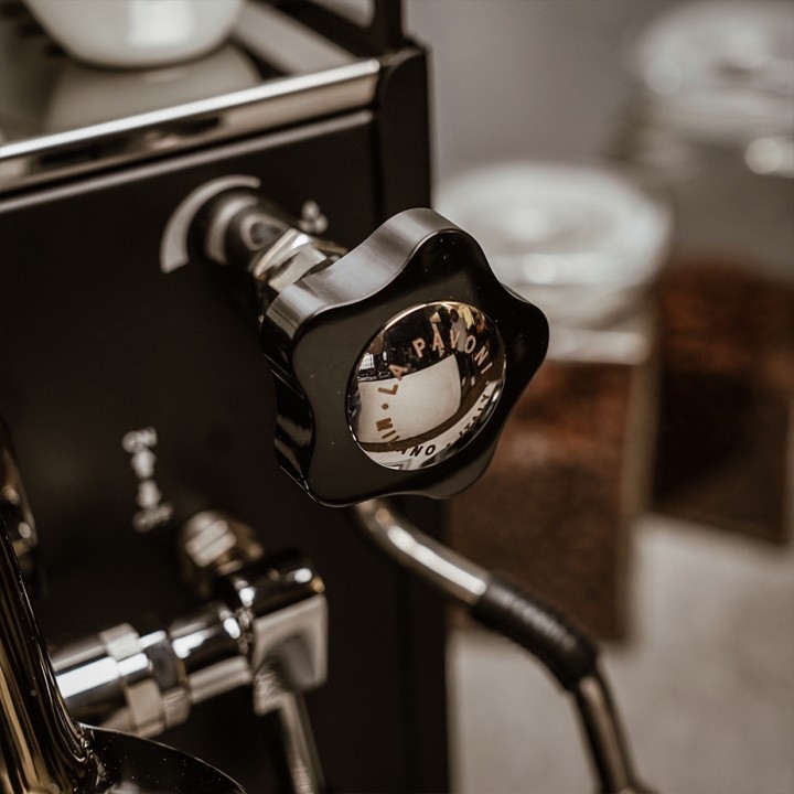 La Pavoni New Cellini Classic Sort LPSCCB01EU Espressomaskine Inkl. Prosumer Chrome LPGGRI01EU Espressokværn