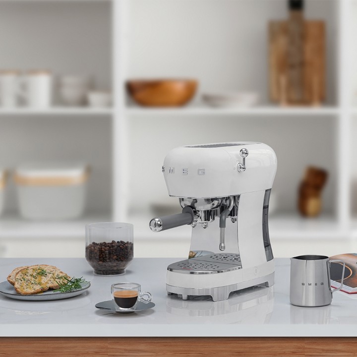 Smeg ECF02WHEU Espresso machine White