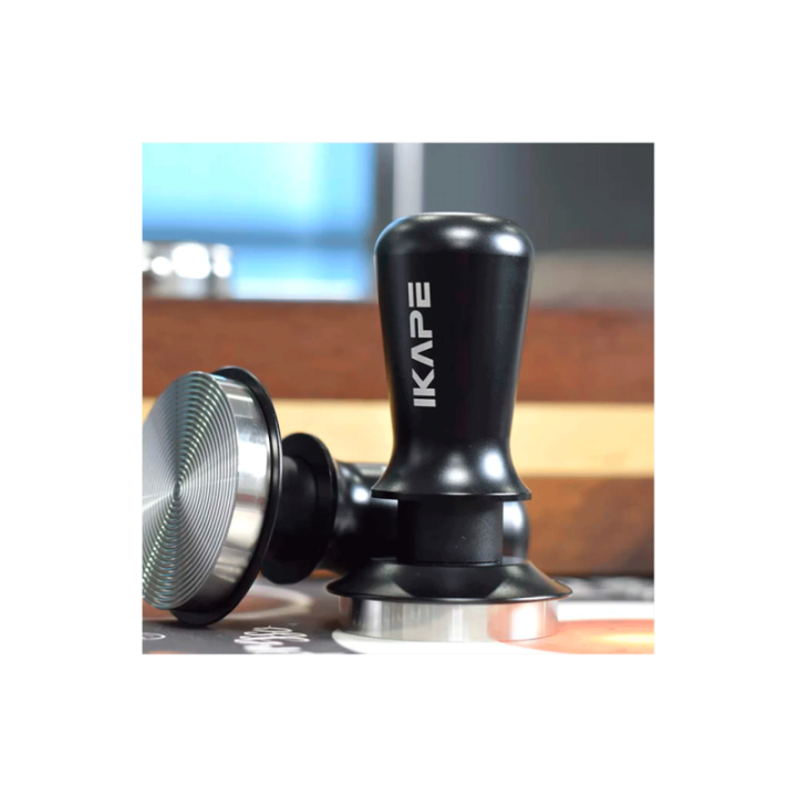IKAPE V3 Kalibreret Tamper med Fjeder & Riller 58 mm Sort