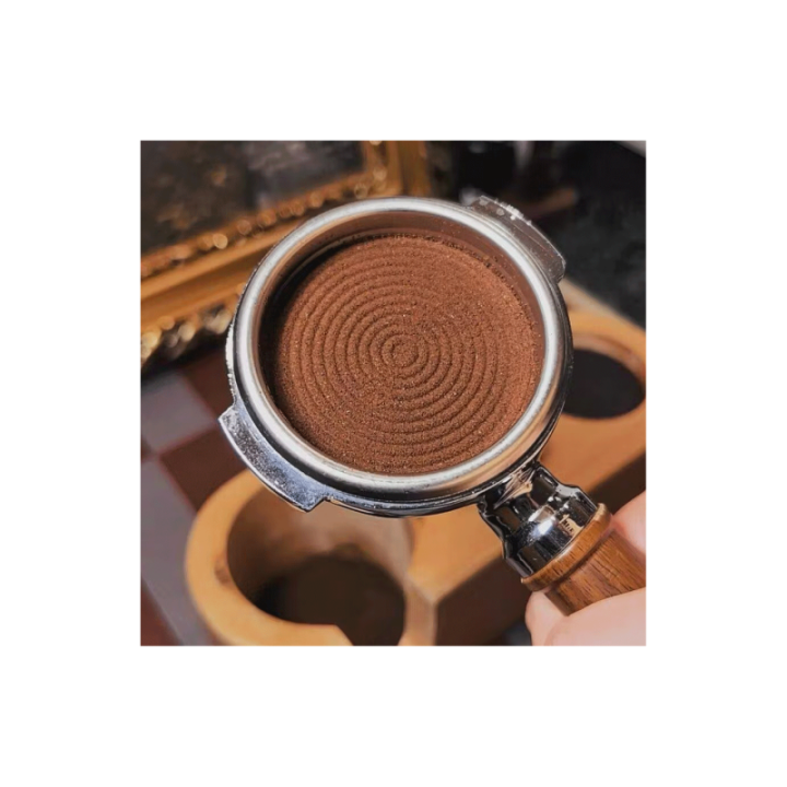 IKAPE V3 Kalibreret Tamper med Fjeder, Riller & Titaniumsbelægning 53,3 mm Sort