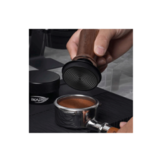 IKAPE V3 Kalibreret Tamper med Fjeder, Riller & Titaniumsbelægning 53,3 mm Valnød