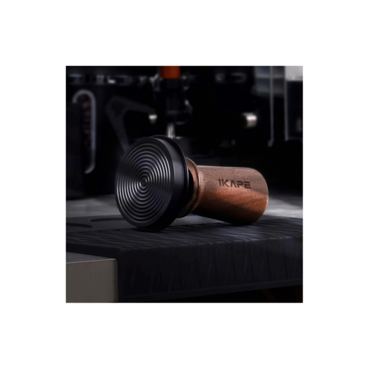 IKAPE V3 Kalibreret Tamper med Fjeder, Riller & Titaniumsbelægning 58 mm Valnød